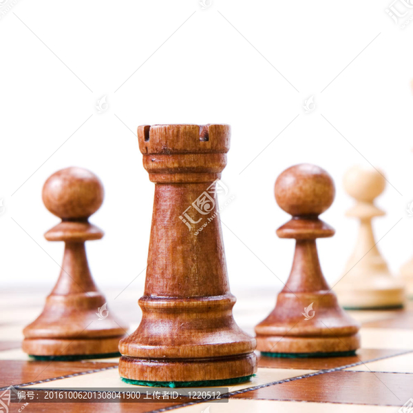 白色背景下的國際象棋。