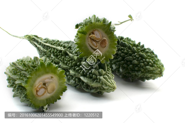 白色背景下的Bitter,Melons（印度表型）