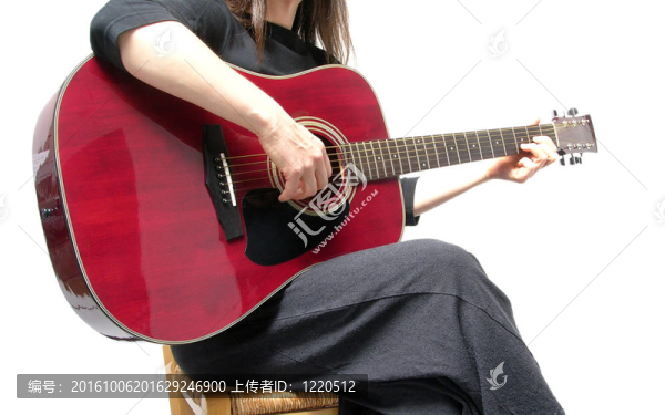 摳圖女人與吉他坐在椅子上