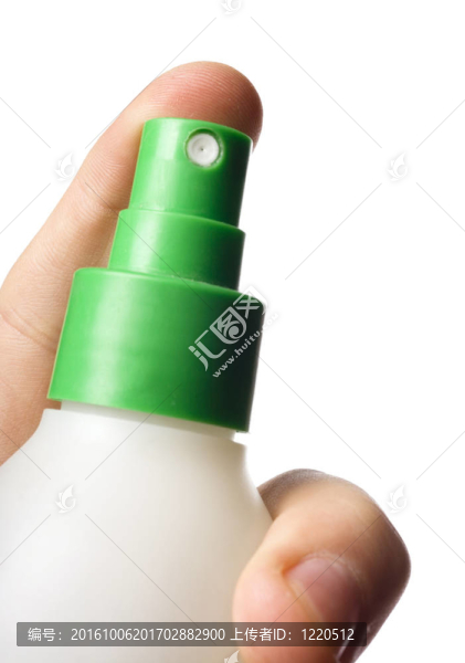 噴霧在白色的手上