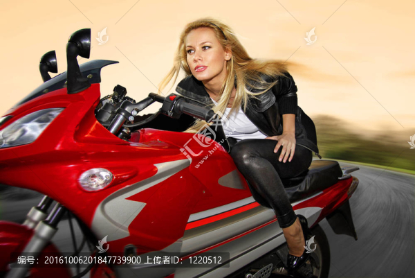 一個(gè)騎在摩托車(chē)上的金發(fā)女郎