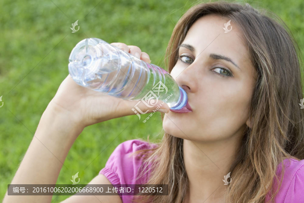 女人飲水草