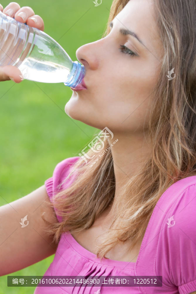 女人飲水草