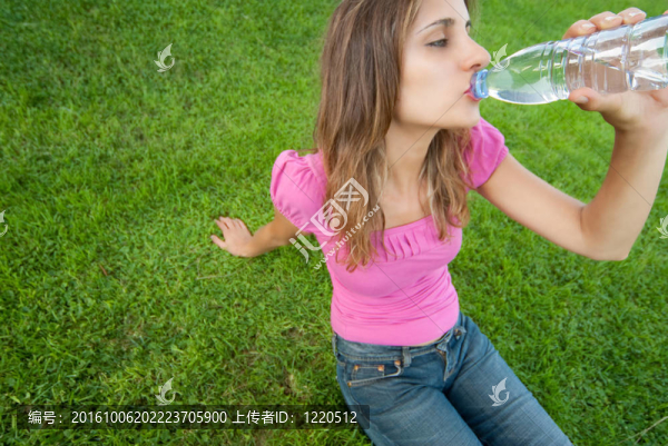 女人飲水草