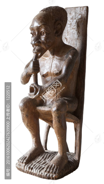 非洲傳統(tǒng)的一位老人在抽煙斗的雕像；Gabon