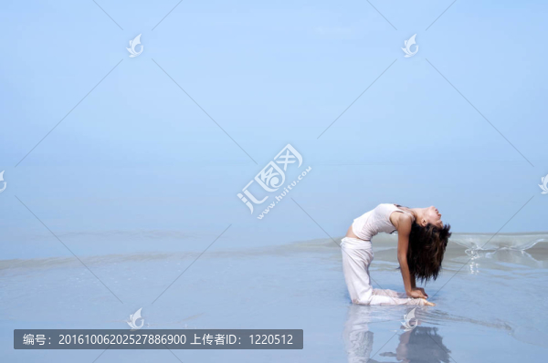 沙灘瑜伽。