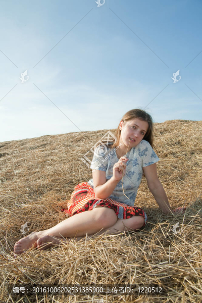 女孩在干草