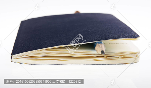 在白色的筆記本和鉛筆（用黃紙流行的筆記本）