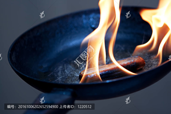 在火焰中的香腸在煎