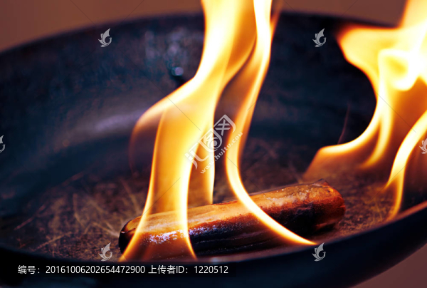 在火焰中的香腸在煎