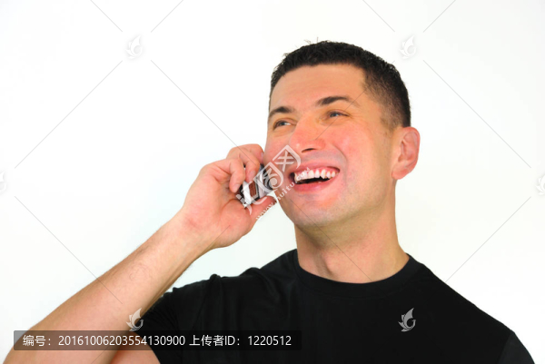 微笑的男人在手機(jī)上說話