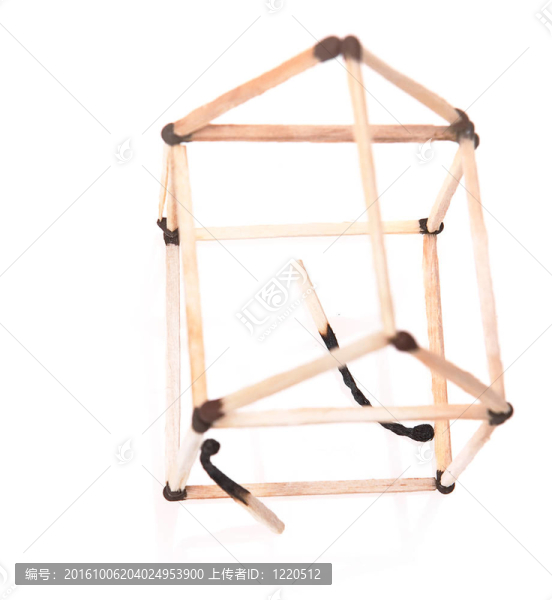 白色火柴房子