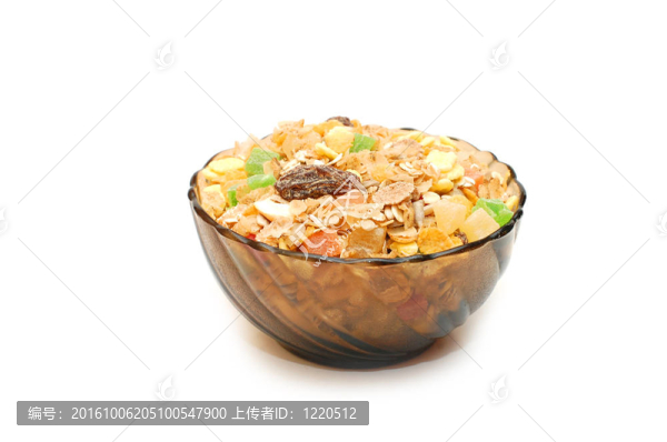 在白色背景上的穆斯利透明碗