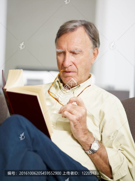 高級男子閱讀書
