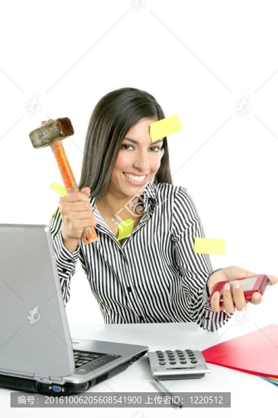 憤怒的黑人女商人用錘