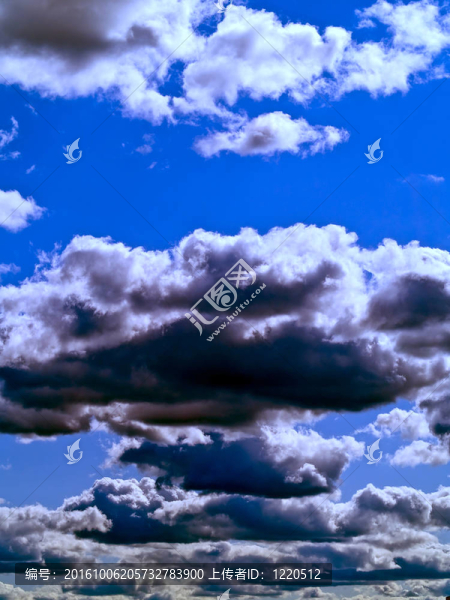 藍(lán)色天空上的灰色云