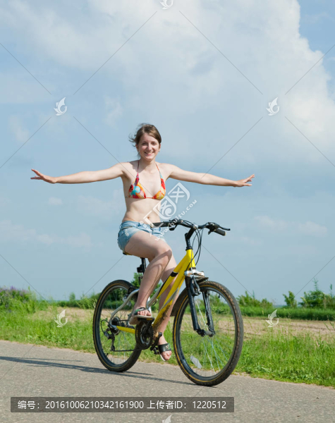 女孩騎自行車