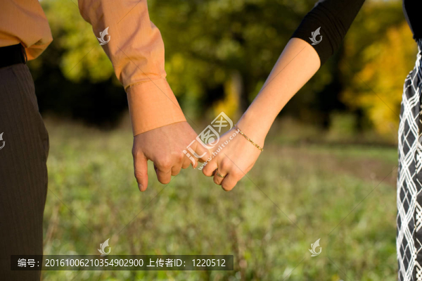 手在草地上的特寫