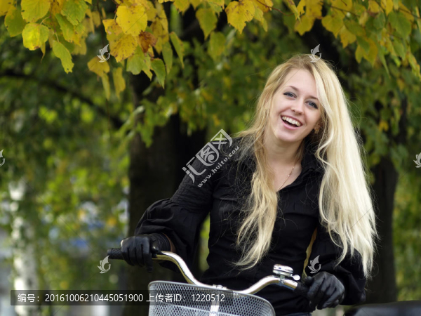 在bicylce年輕女人