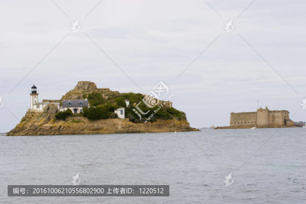 在布列塔尼海中的小島