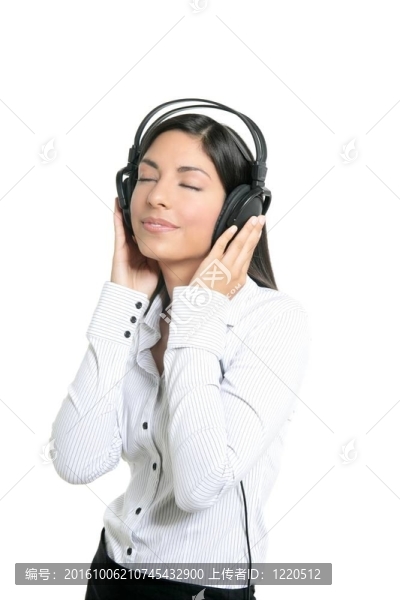 美麗的黑發(fā)女商人聽音樂