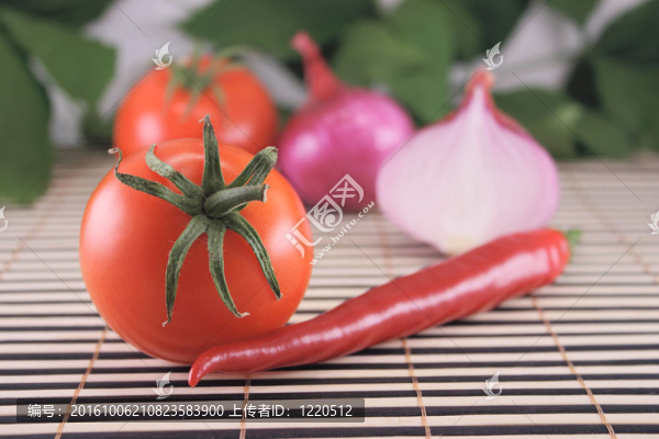 番茄；洋蔥和辣椒