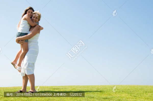 媽媽抱著女兒在戶外微笑