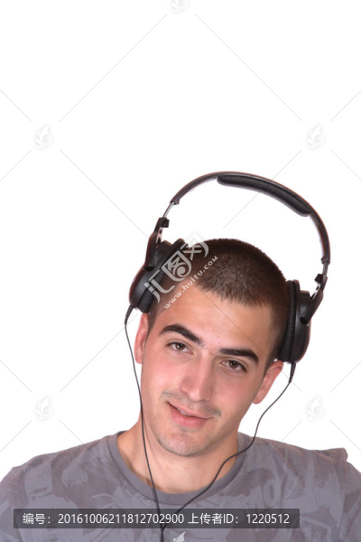 男人正在聽(tīng)音樂(lè)