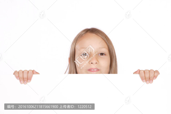快樂的女孩抱著一個(gè)空白的標(biāo)志