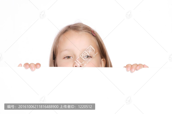 快樂的女孩抱著一個(gè)空白的標(biāo)志