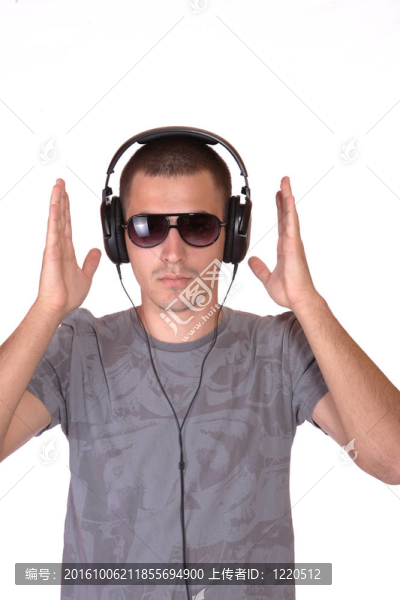 男人正在聽音樂