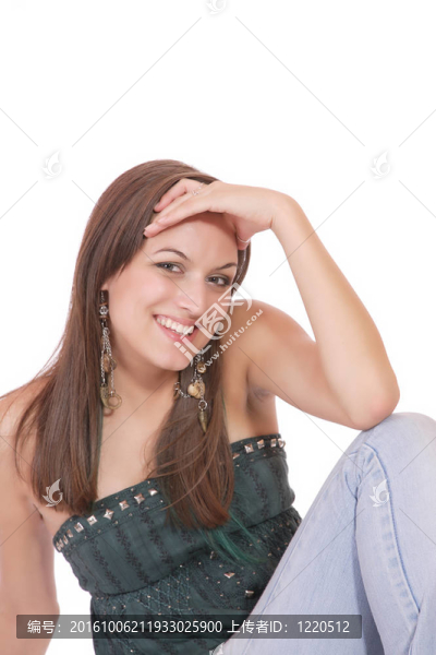 一個表情快樂的年輕女人
