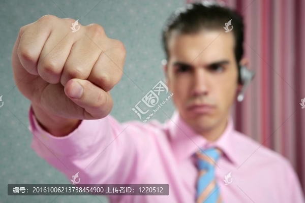 憤怒地用拳頭特寫的商人