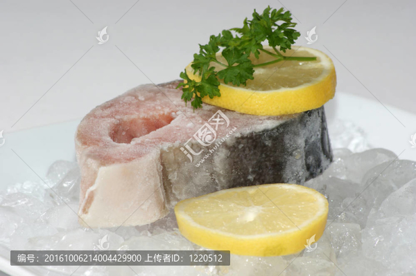 用檸檬在碎冰上的鮭魚片