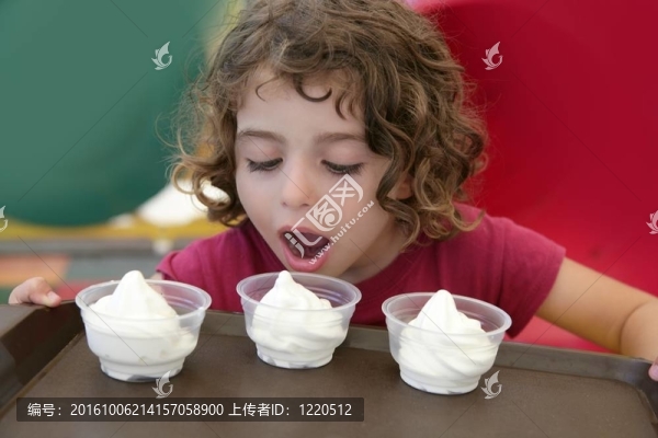 可愛的小女孩拿著三個冰淇淋