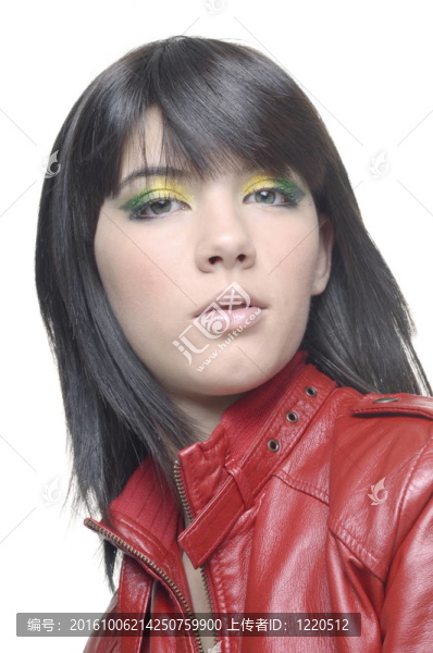 綠眼睛和紅皮夾克的女孩