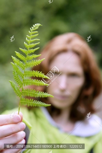 手牽手綠葉的生態(tài)女性