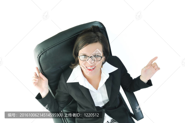 與白色隔離的筆記本電腦的商業(yè)女性