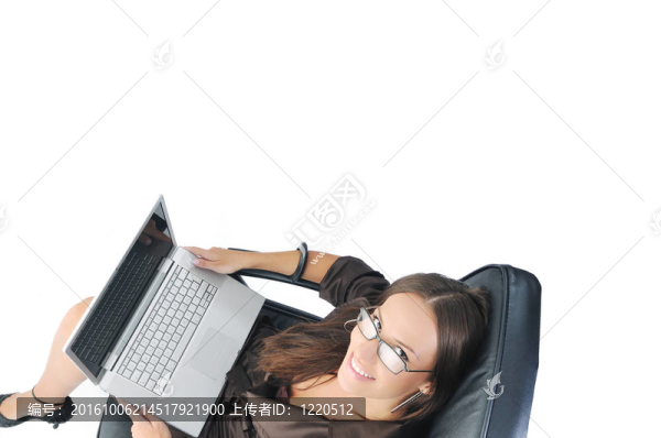 與白色隔離的筆記本電腦的商業(yè)女性