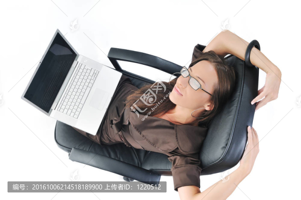 與白色隔離的筆記本電腦的商業(yè)女性