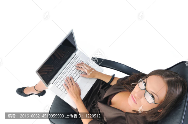 與白色隔離的筆記本電腦的商業(yè)女性