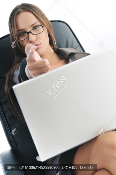 與白色隔離的筆記本電腦的商業(yè)女性