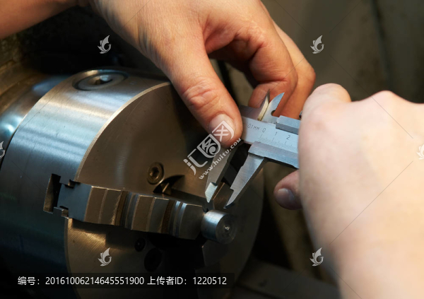 用游標(biāo)卡尺檢查測(cè)量