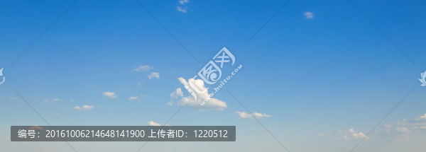 多彩明亮的藍天背景