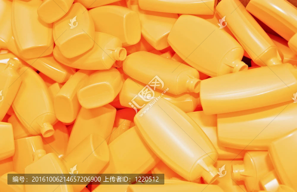 堆黃色塑料瓶