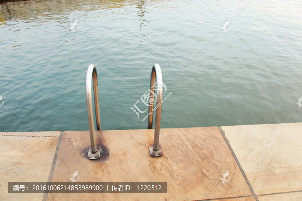 進入游泳池
