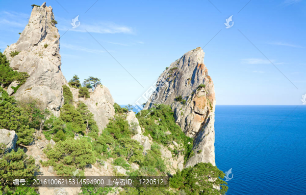 天空和海面背景下的夏季巖石