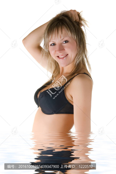 白肚皮的金發(fā)女人
