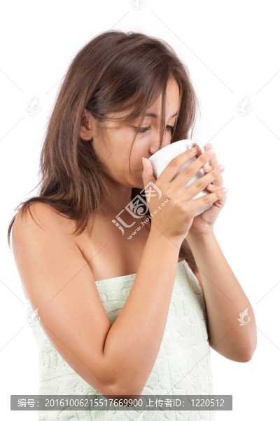 年輕的女人喝咖啡