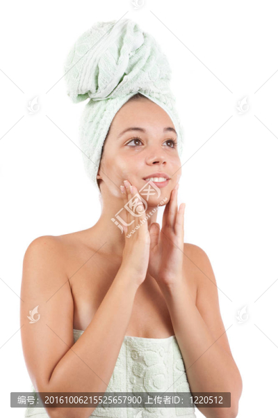 年輕的女人在她的臉上涂奶油
